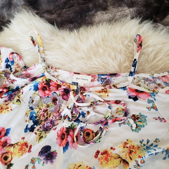 Free Kisses - Floral Off The Shoulder Flowy Blouse - Size L - Picture 3 of 6